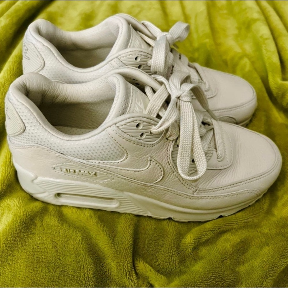 Women’s Pinnacle Nike AirMax 90 in light bone/sail size 5